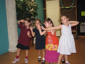 2youngactingstudentsatstandingovation1 2youngactingstudentsatstandingovation1